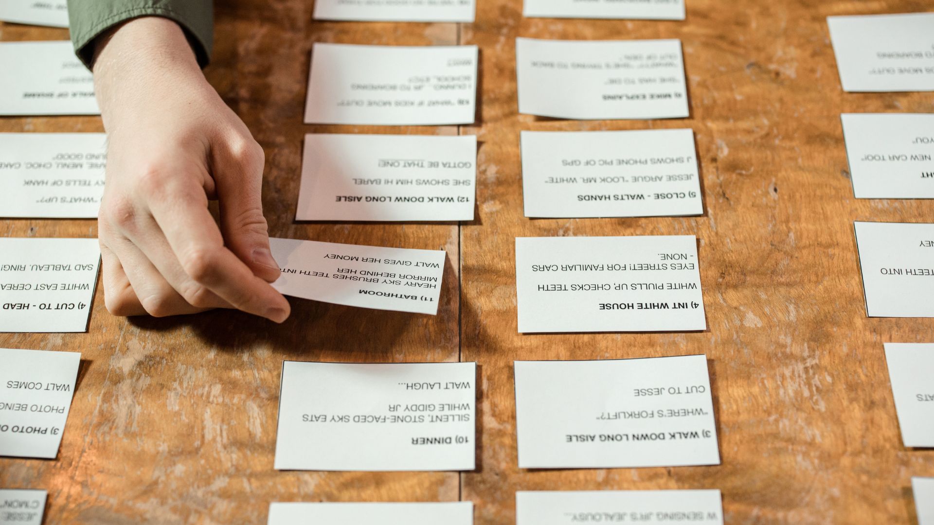 Mano che alza una flashcard