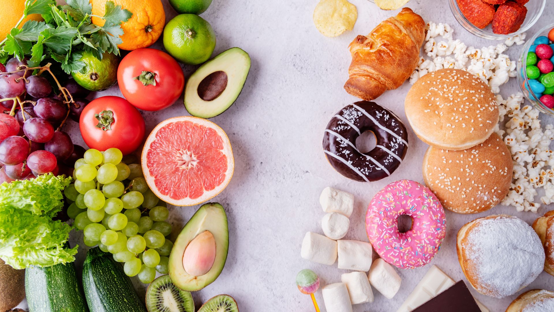 Immagine divisa a metà che presenta a sinistra della frutta e verdura e a destra dei dolci