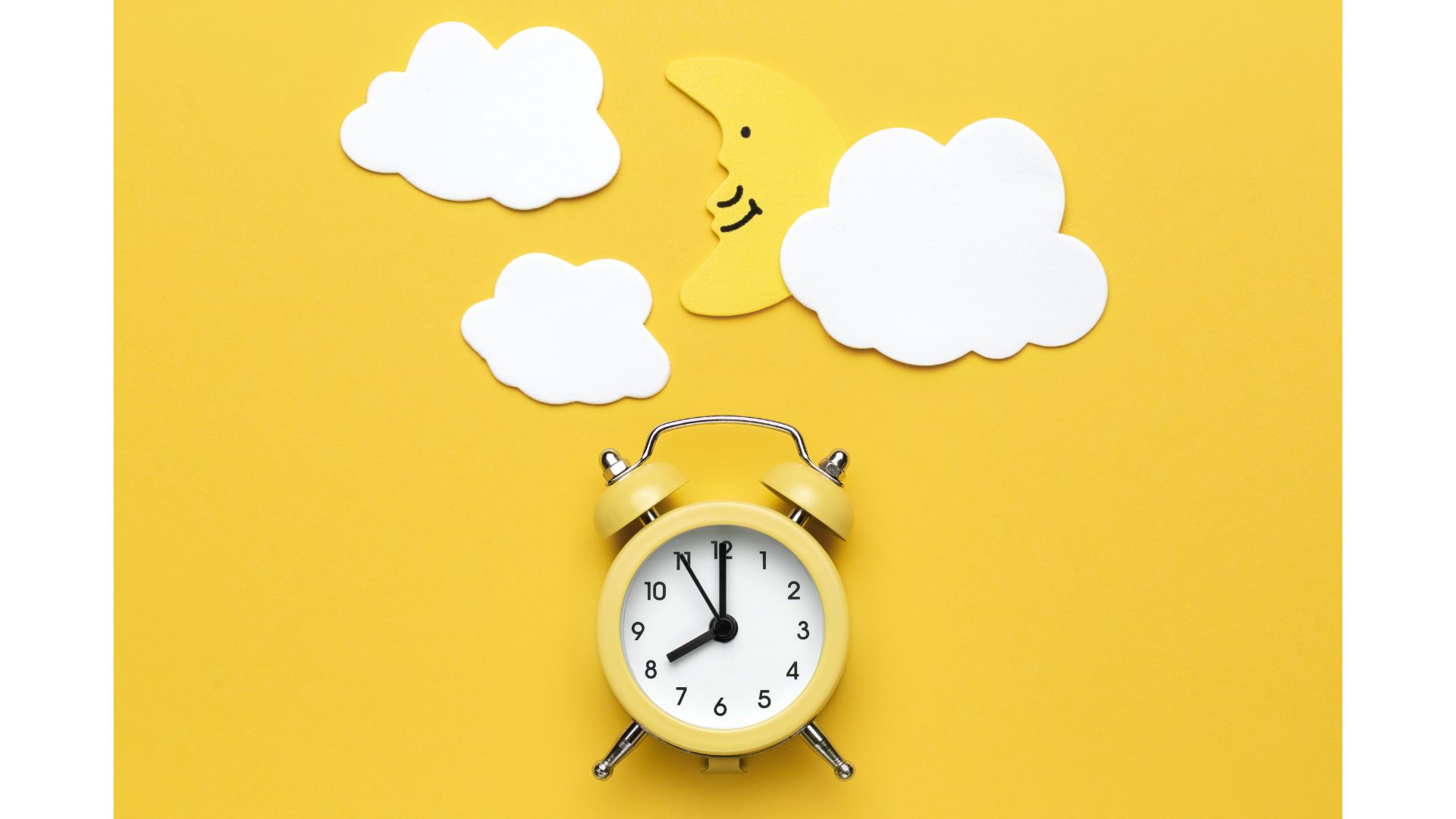 Immagine di una sveglia gialla sotto la luna e tre nuvole